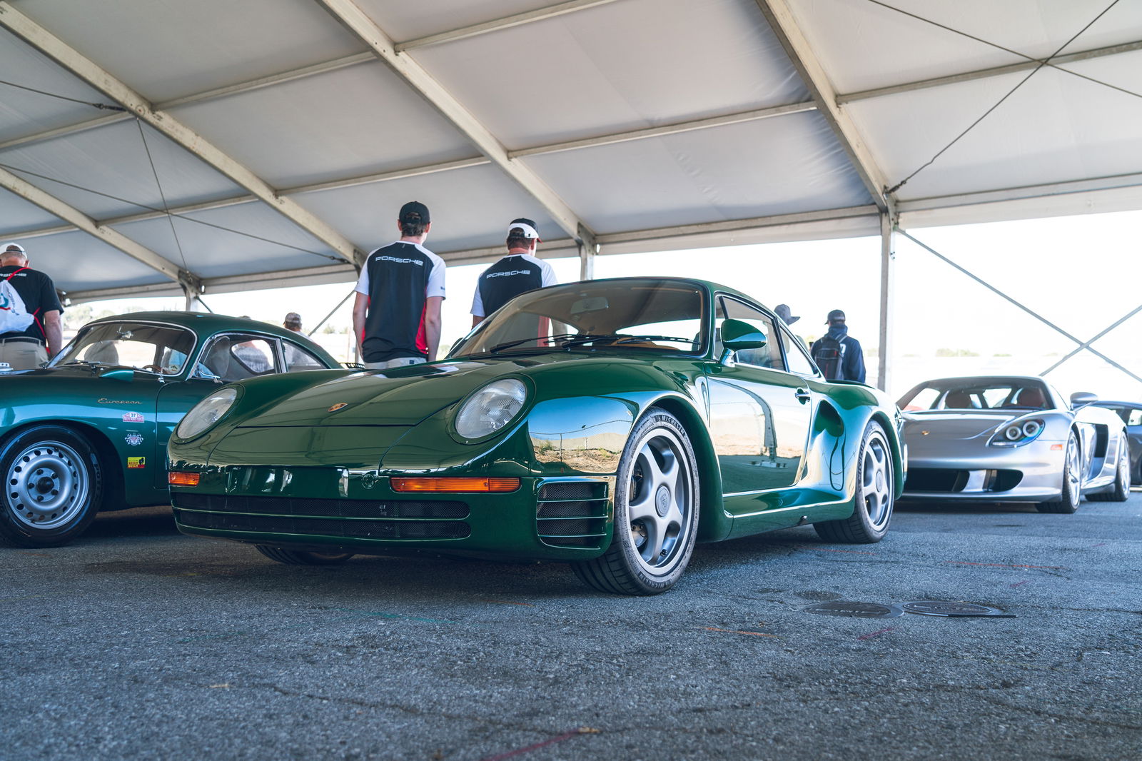 A Porsche 959 in front of a Carrera GT